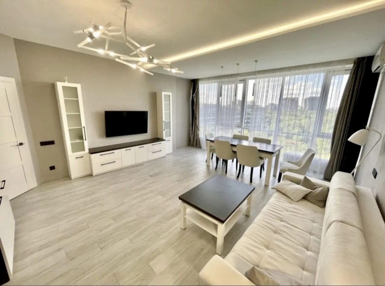 Apartments for sale. 2 rooms, 73 m², 9th floor/16 floors. Frantsuzskyy b-r, Odesa. 