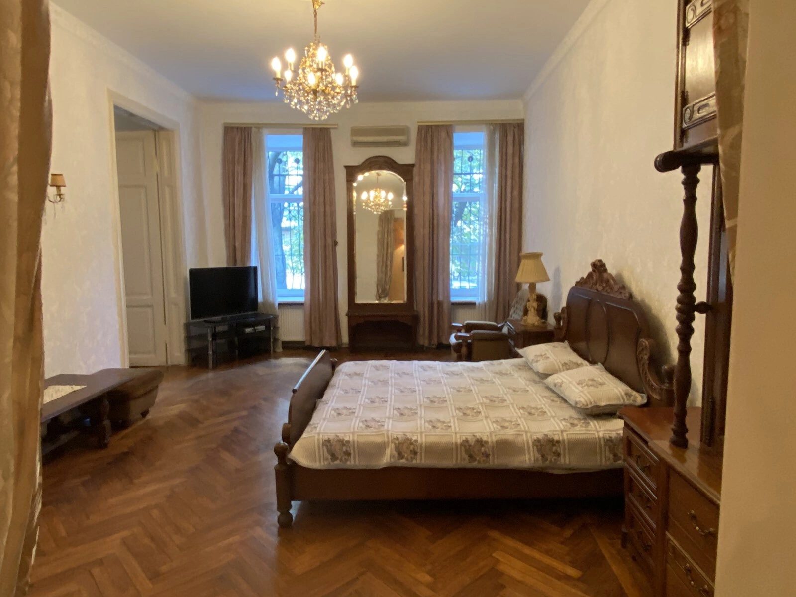 Apartments for sale. 4 rooms, 118 m², 1st floor/2 floors. 5, Sechenova per., Odesa. 