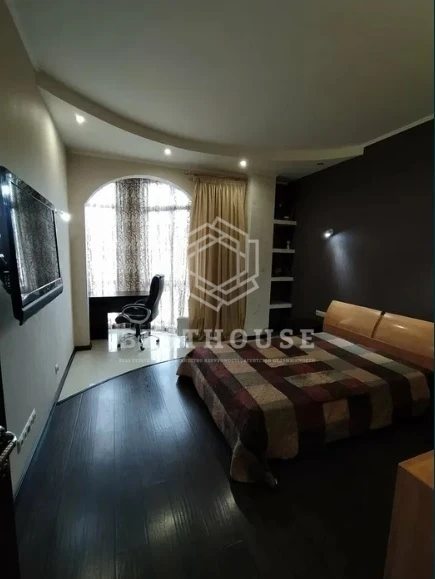 Apartments for sale. 2 rooms, 69 m², 5th floor/10 floors. 5, Hrecheskaya ul., Odesa. 