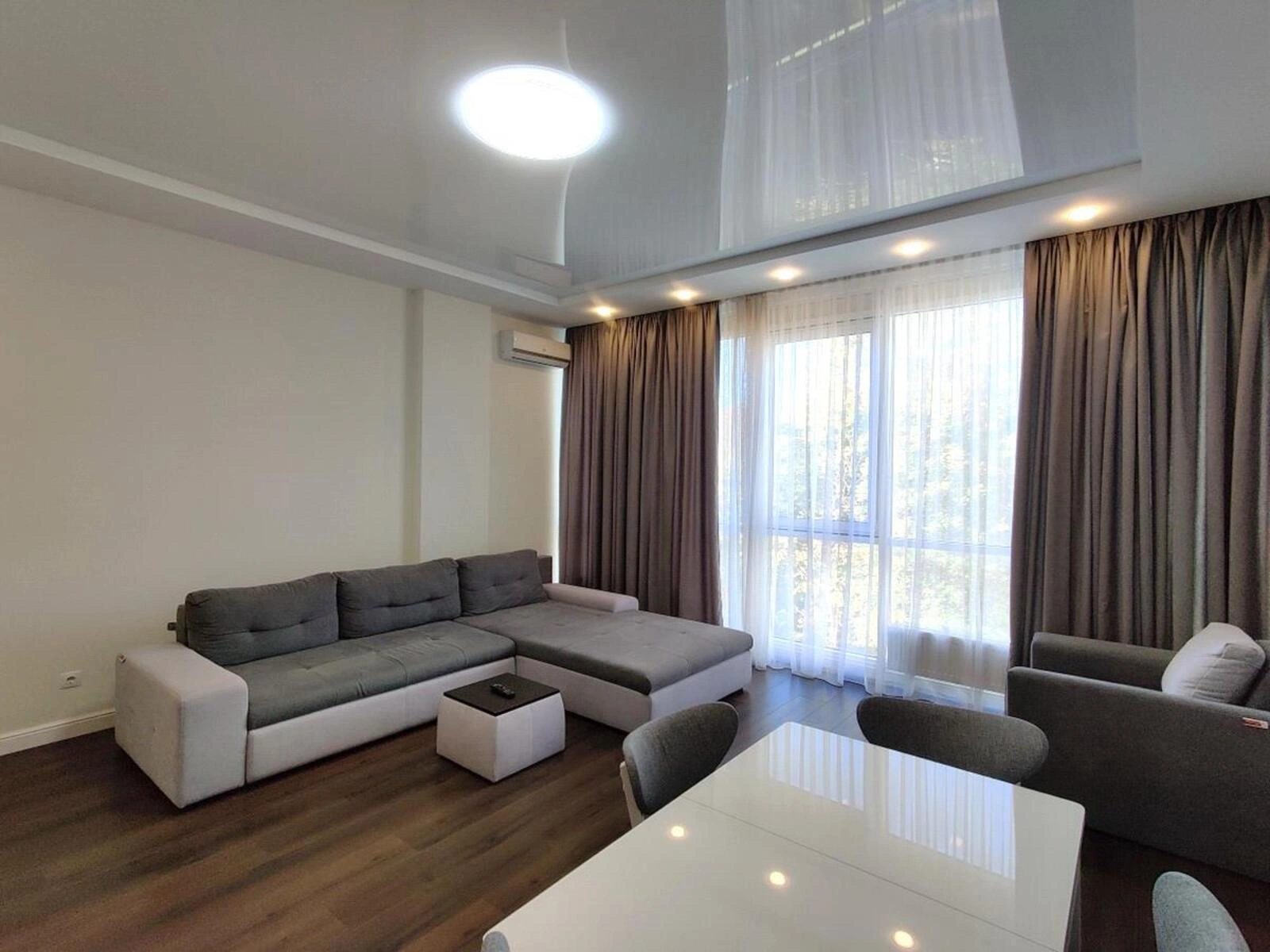 Apartments for sale. 3 rooms, 110 m², 4th floor/18 floors. 85, Frantsuzskyy b-r, Odesa. 