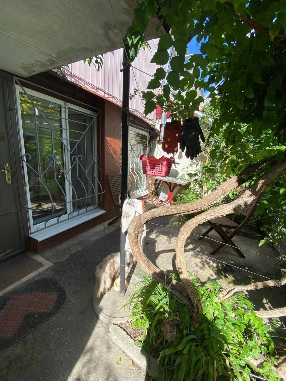 Трехкомнатная квартира со своим двориком на ул. Коблевская, в центре Одессы.