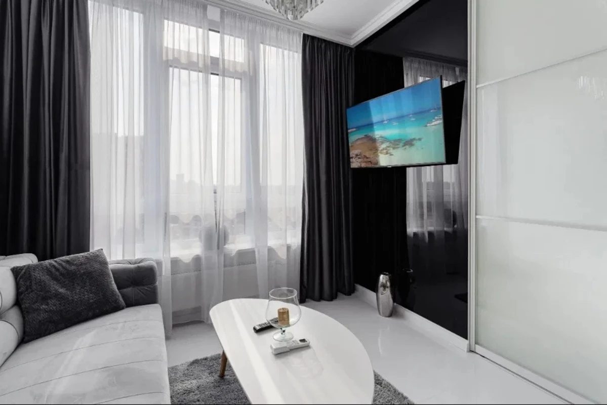 Apartments for sale. 1 room, 38 m², 19 floor/24 floors. 3, Henuezskaya ul., Odesa. 