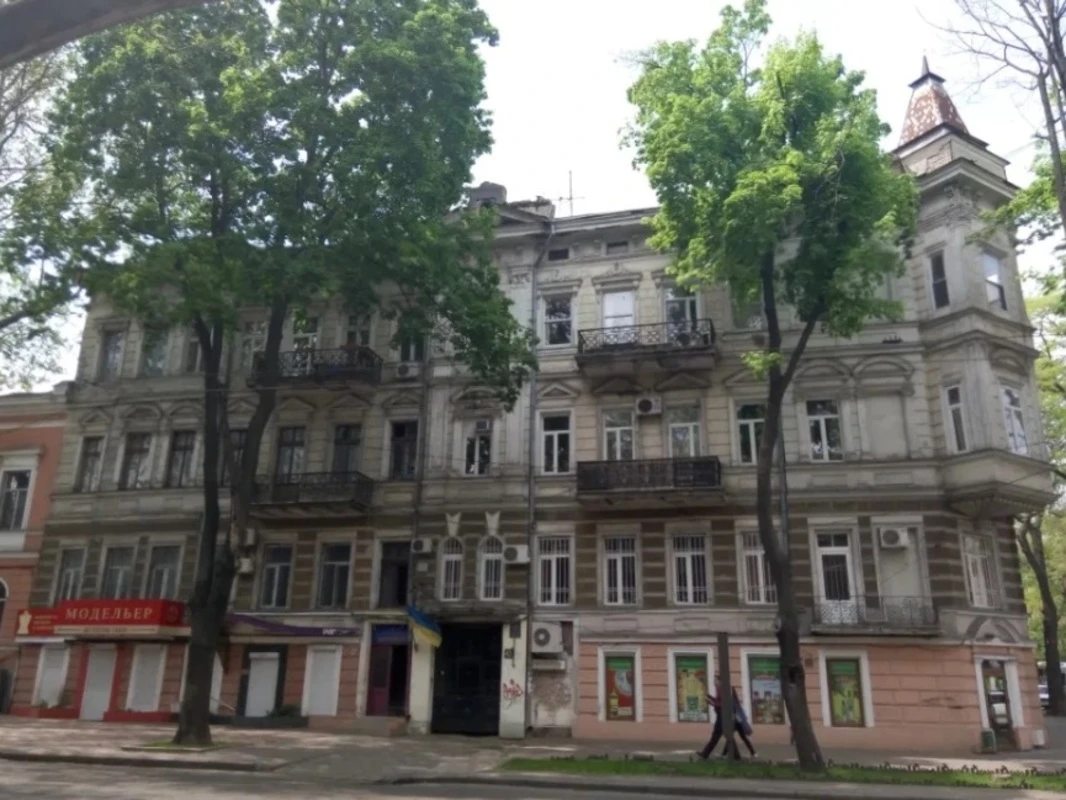 В продаже трехкомнатная квартира. Исторический центр Одессы.