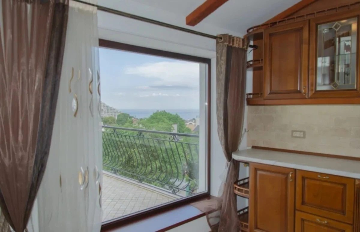 Apartments for sale. 4 rooms, 180 m², 4th floor/4 floors. Arkadyevskyy per., Odesa. 