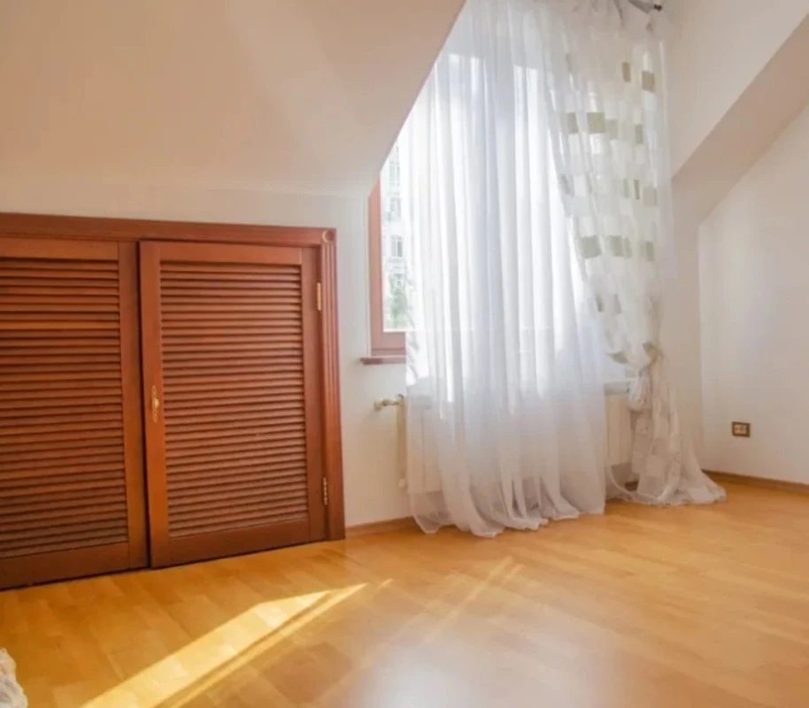 Apartments for sale. 4 rooms, 180 m², 4th floor/4 floors. Arkadyevskyy per., Odesa. 