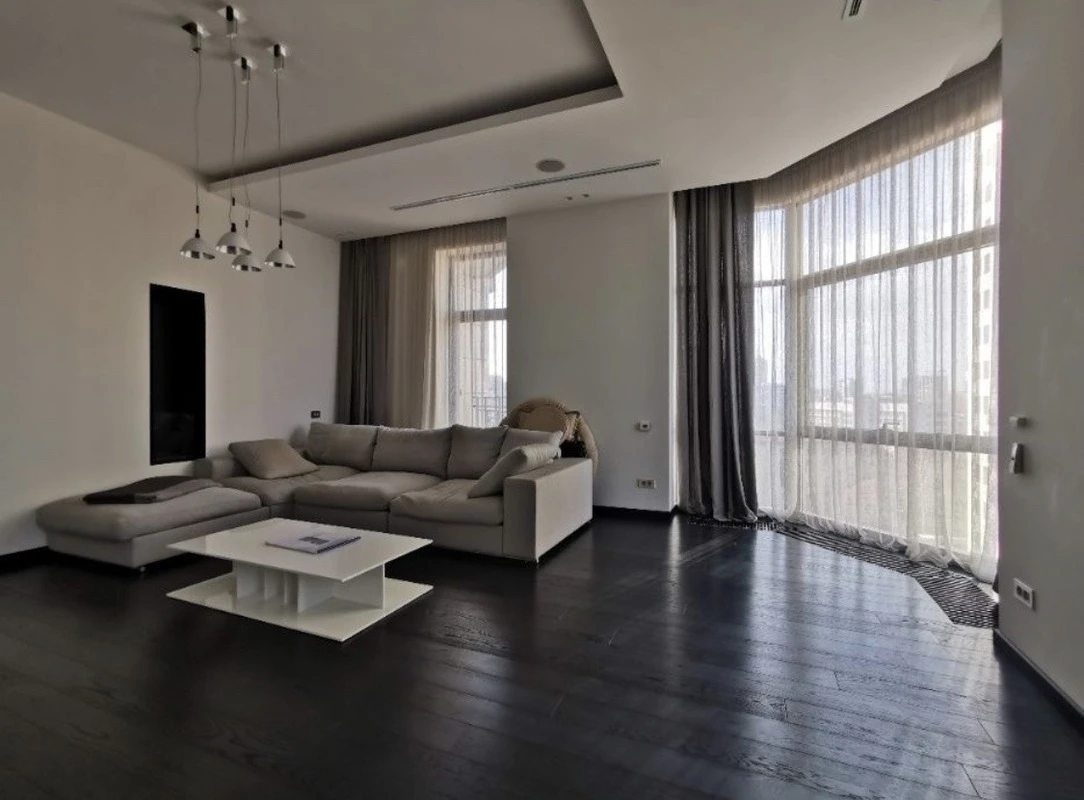 Apartments for sale. 2 rooms, 117 m², 8th floor/22 floors. 1, Henuezskaya ul., Odesa. 