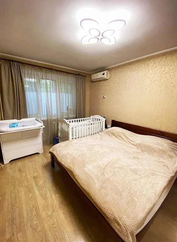 Apartments for sale. 3 rooms, 67 m², 1st floor/5 floors. Tyraspolskoe shosse, Odesa. 