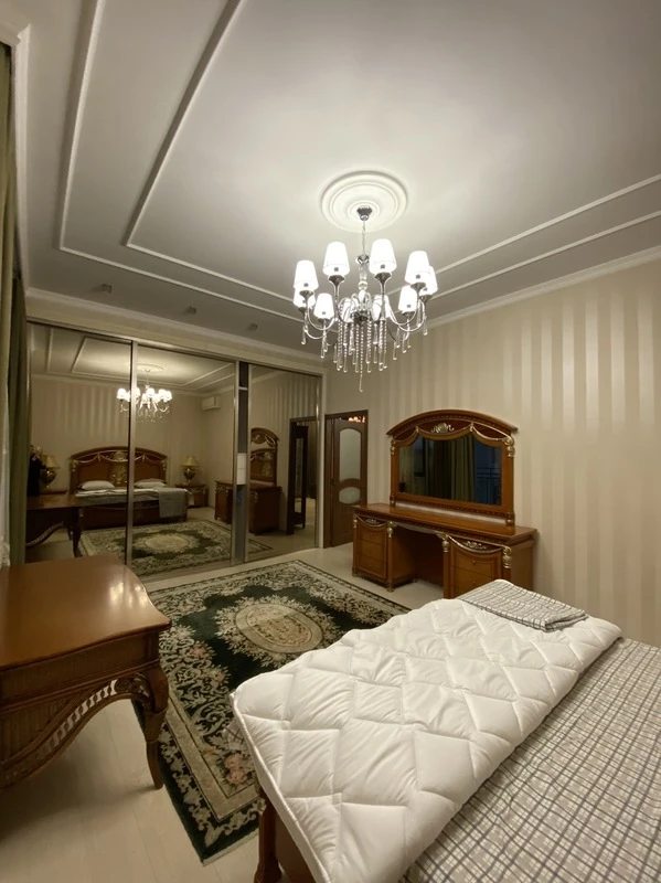 Apartments for sale. 2 rooms, 142 m², 7th floor/22 floors. 1, Henuezskaya ul., Odesa. 