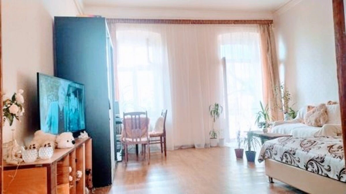 Apartments for sale. 3 rooms, 99 m², 2nd floor/2 floors. 2, Tolstoho L. ul., Odesa. 