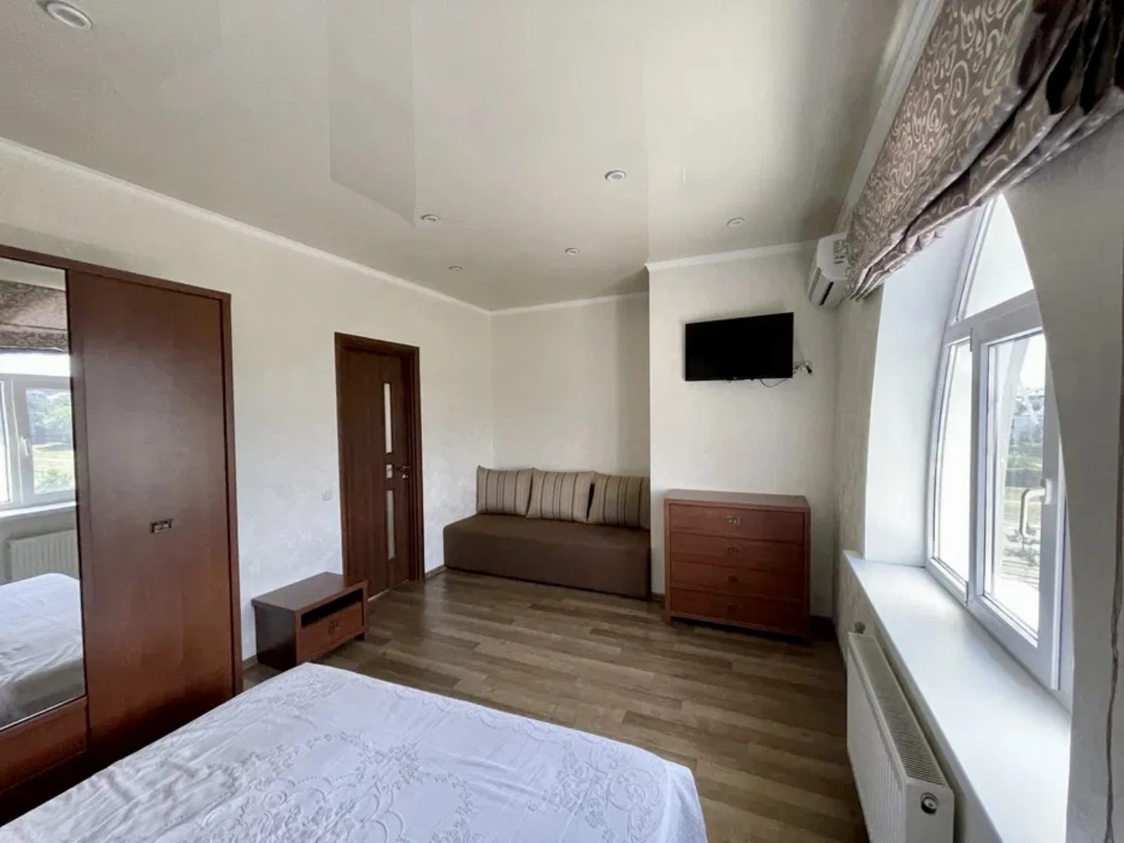 Apartments for sale. 1 room, 38 m², 5th floor/5 floors. 1, Pryhorodska vul., Odesa. 