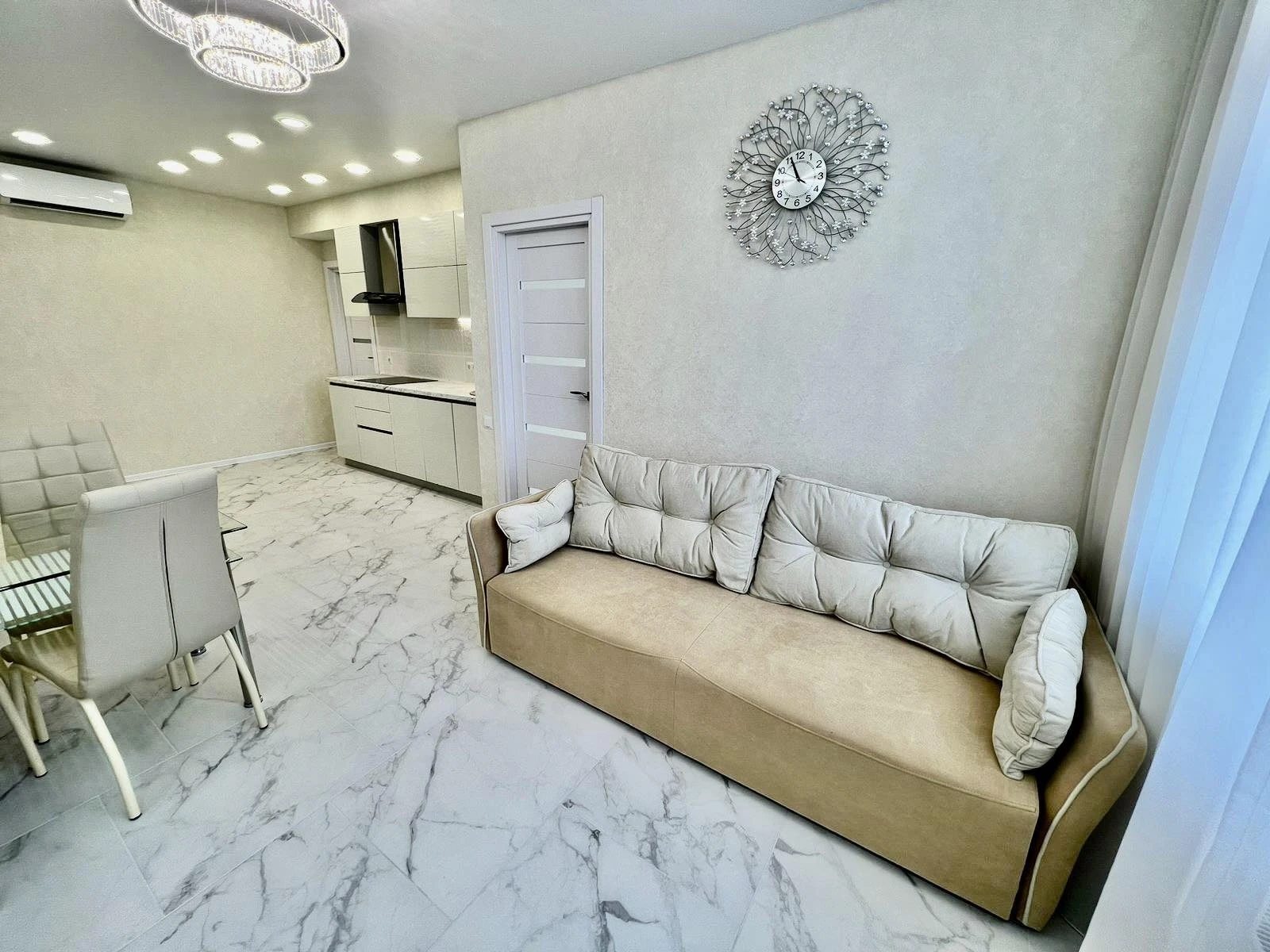 Продаж квартири. 2 rooms, 57 m², 2nd floor/19 floors. 8, Жемчужная ул., Одеса. 