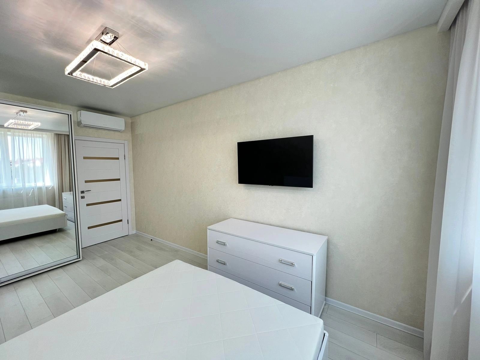 Apartments for sale. 2 rooms, 57 m², 2nd floor/19 floors. 8, Zhemchuzhnaya ul., Odesa. 