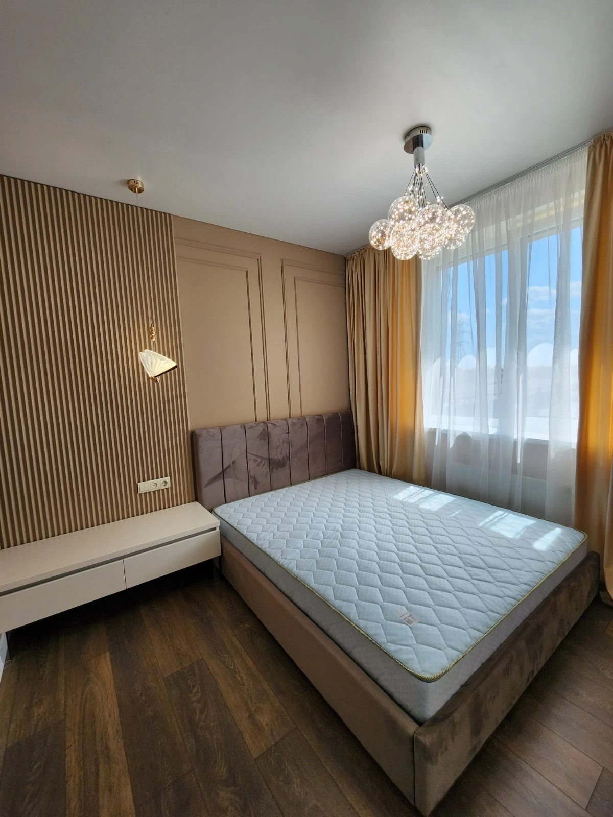 Apartments for sale. 2 rooms, 60 m², 2nd floor/19 floors. 8, Perlynna vul., Odesa. 
