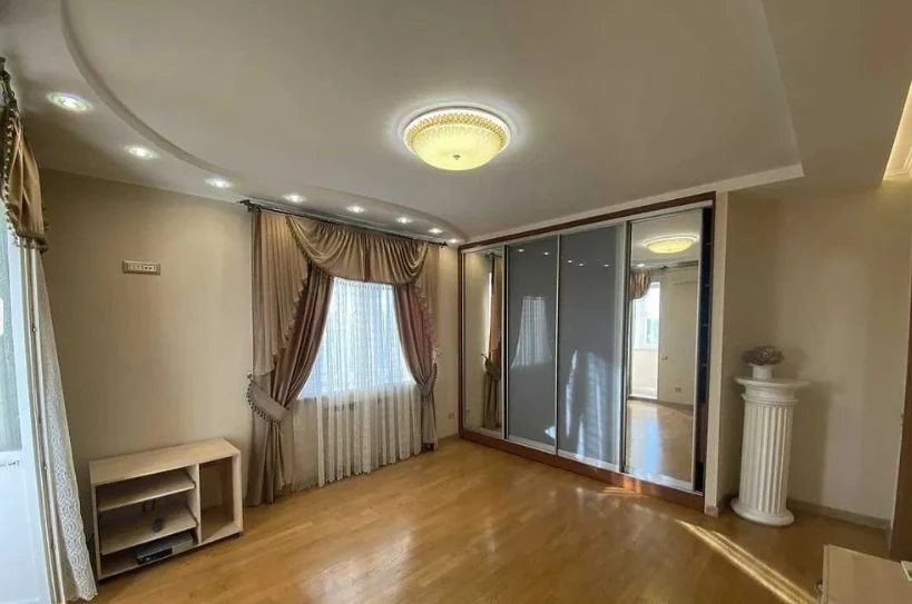 Apartments for sale. 3 rooms, 93 m², 5th floor/9 floors. 89, Malaya Arnautskaya ul., Odesa. 