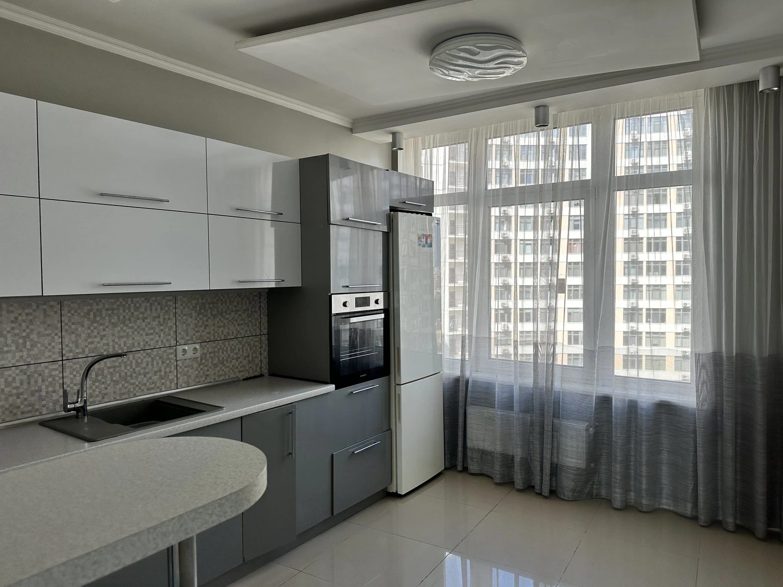 Apartments for sale. 3 rooms, 107 m², 16 floor/25 floors. 16, Kamanyna ul., Odesa. 