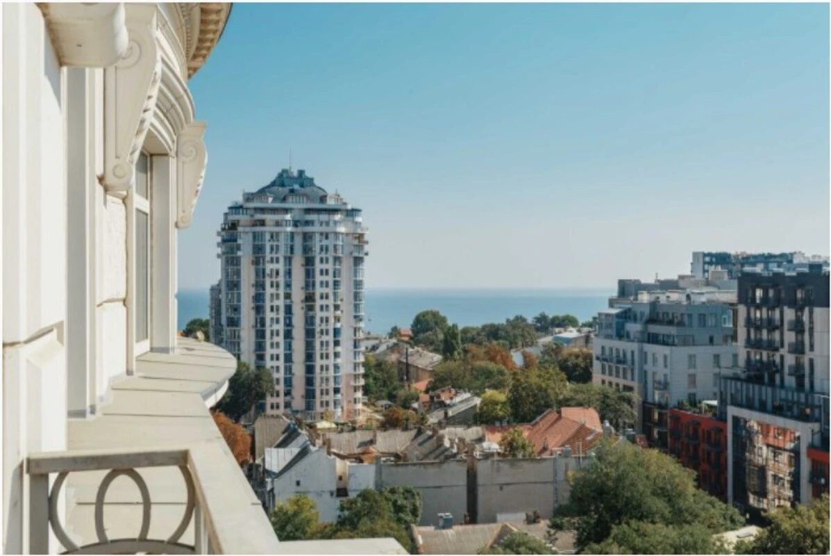 Бельэтаж- продажа квартиры с ремонтом и видом моря