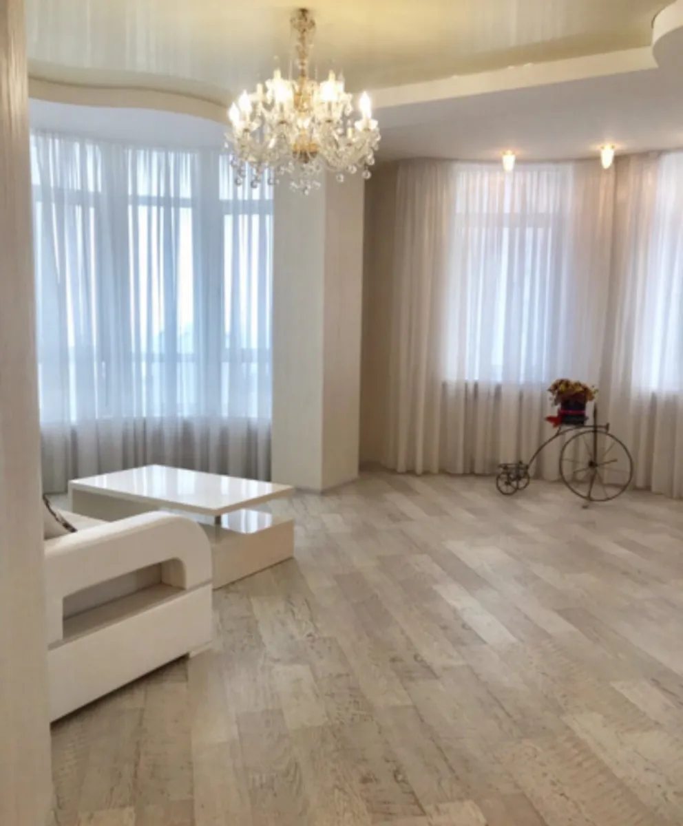 Apartments for sale. 3 rooms, 117 m², 17 floor/24 floors. 26, Frantsuzskyy b-r, Odesa. 