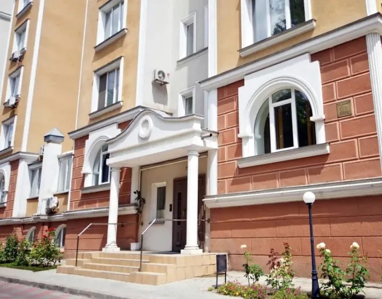 Apartments for sale. 3 rooms, 147 m², 2nd floor/10 floors. 35, Frantsuzskyy b-r, Odesa. 