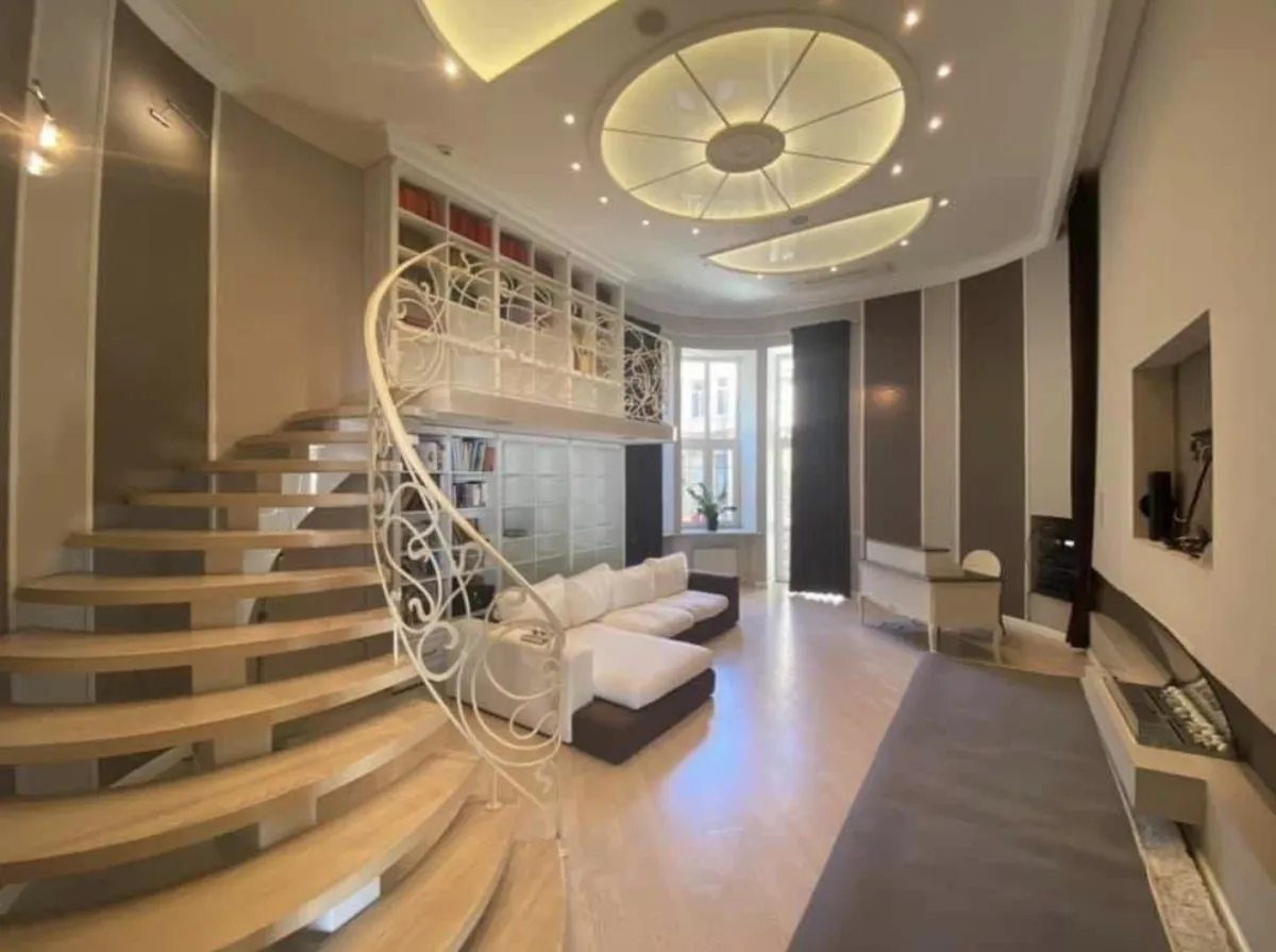 Apartments for sale. 3 rooms, 340 m², 3rd floor/4 floors. Marazlyevskaya ul., Odesa. 