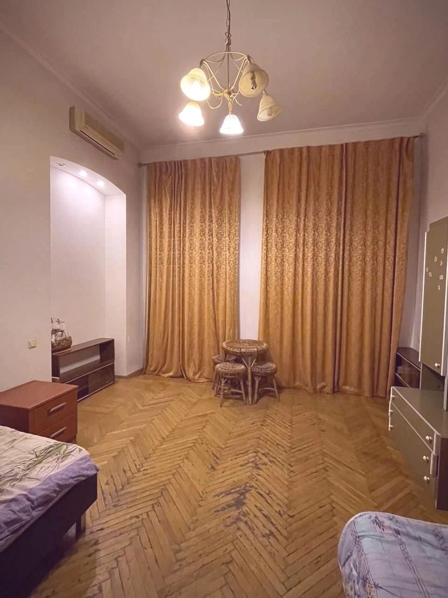 Apartments for sale. 4 rooms, 124 m², 2nd floor/4 floors. 10, Bolshaya Arnautskaya ul., Odesa. 