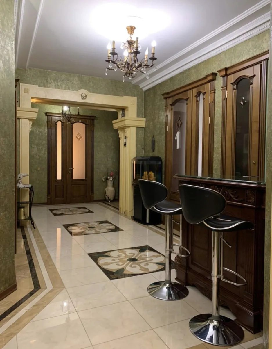 Apartments for sale. 3 rooms, 138 m², 7th floor/8 floors. Hymnazycheskaya ul., Odesa. 