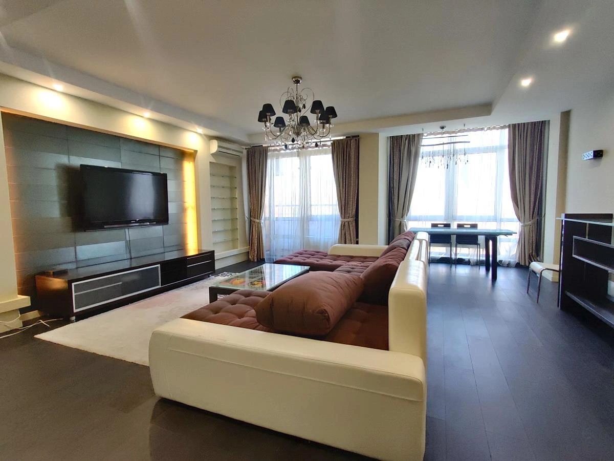 Apartments for sale. 4 rooms, 162 m², 4th floor/9 floors. 54, Frantsuzskyy b-r, Odesa. 