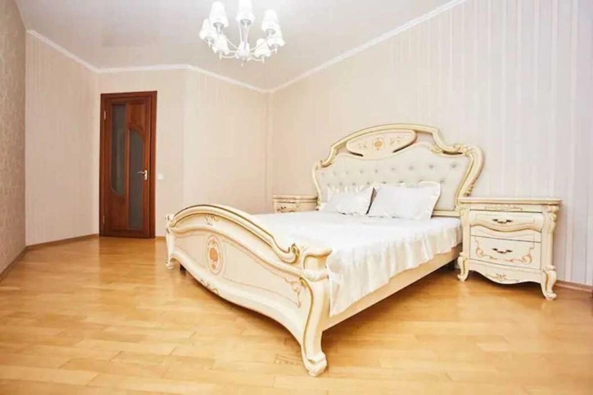 Apartments for sale. 3 rooms, 150 m², 6th floor/10 floors. 22, Posmytnoho ul., Odesa. 