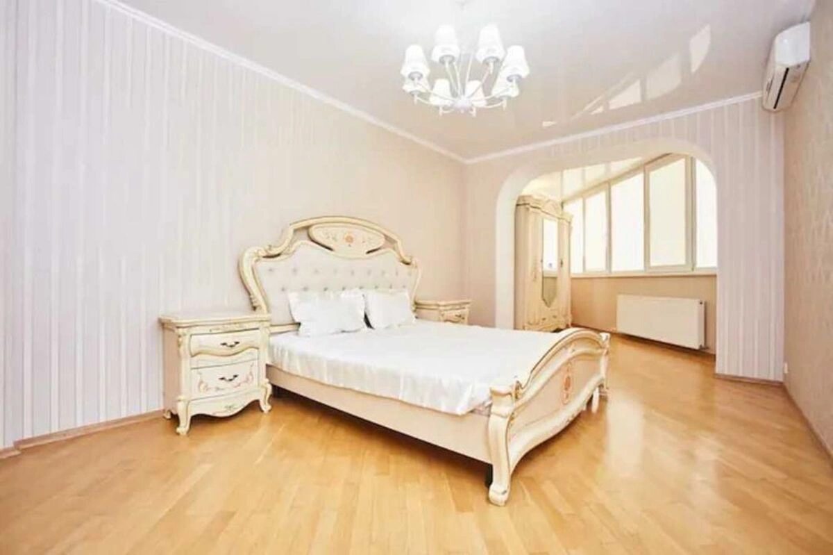 Apartments for sale. 3 rooms, 150 m², 6th floor/10 floors. 22, Posmytnoho ul., Odesa. 