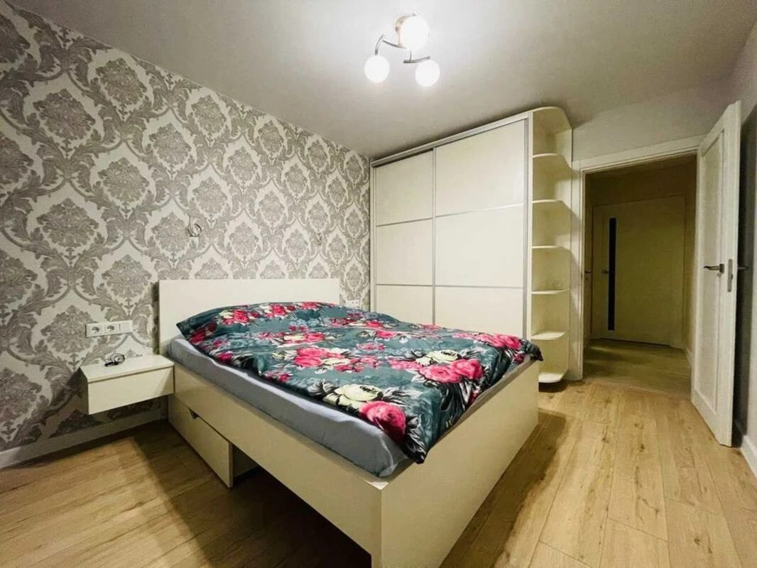 Apartments for sale. 3 rooms, 66 m², 3rd floor/9 floors. 5, Hlushko Akademyka pr., Odesa. 