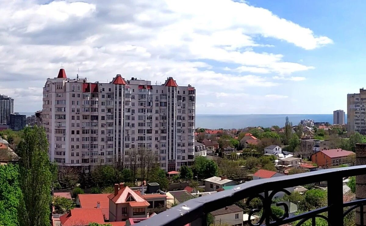 Продаж квартири. 3 rooms, 123 m², 10th floor/17 floors. 24, Клубничный пер., Одеса. 