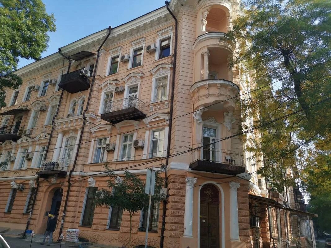 Продаж квартири. 4 rooms, 147 m², 4th floor/4 floors. 20, Базарная ул., Одеса. 