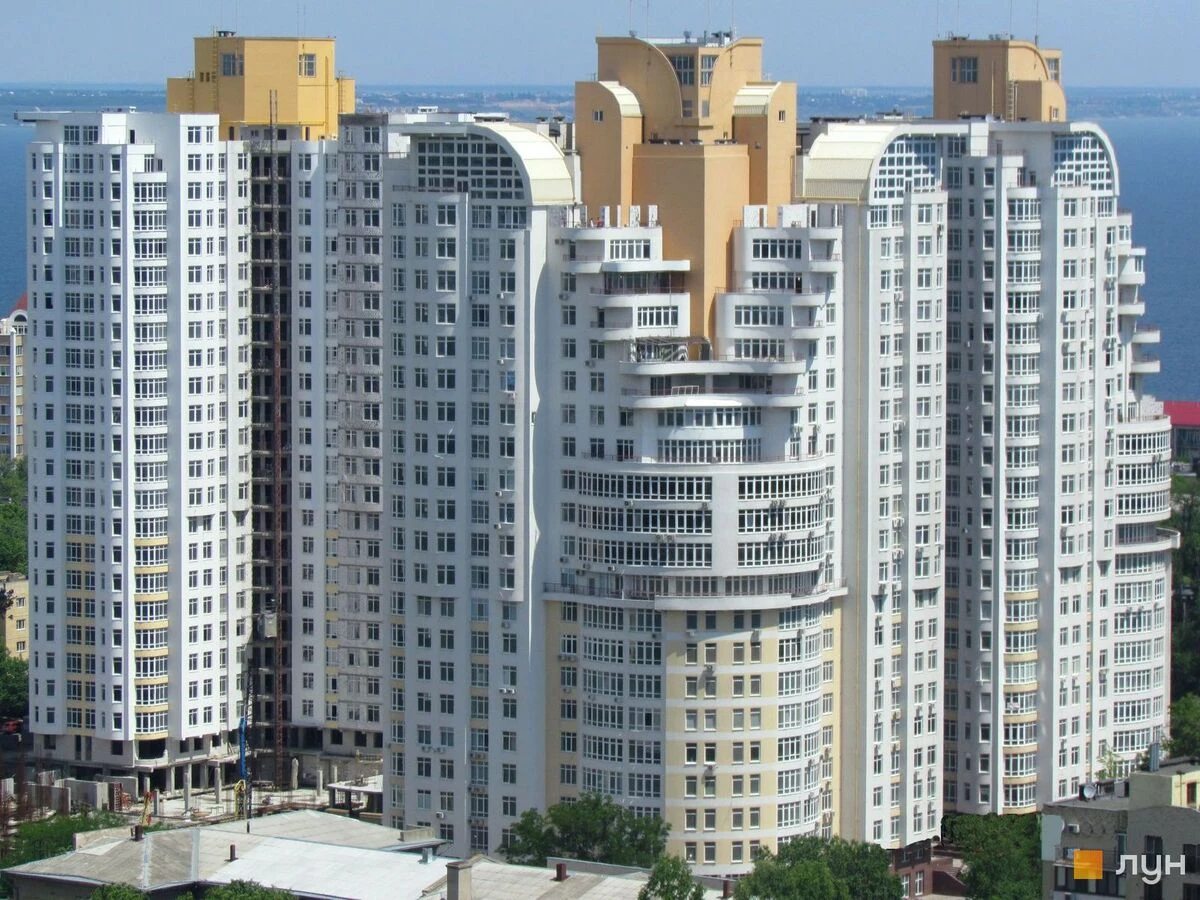 Apartments for sale. 3 rooms, 117 m², 19 floor/24 floors. 26, Frantsuzskyy b-r, Odesa. 