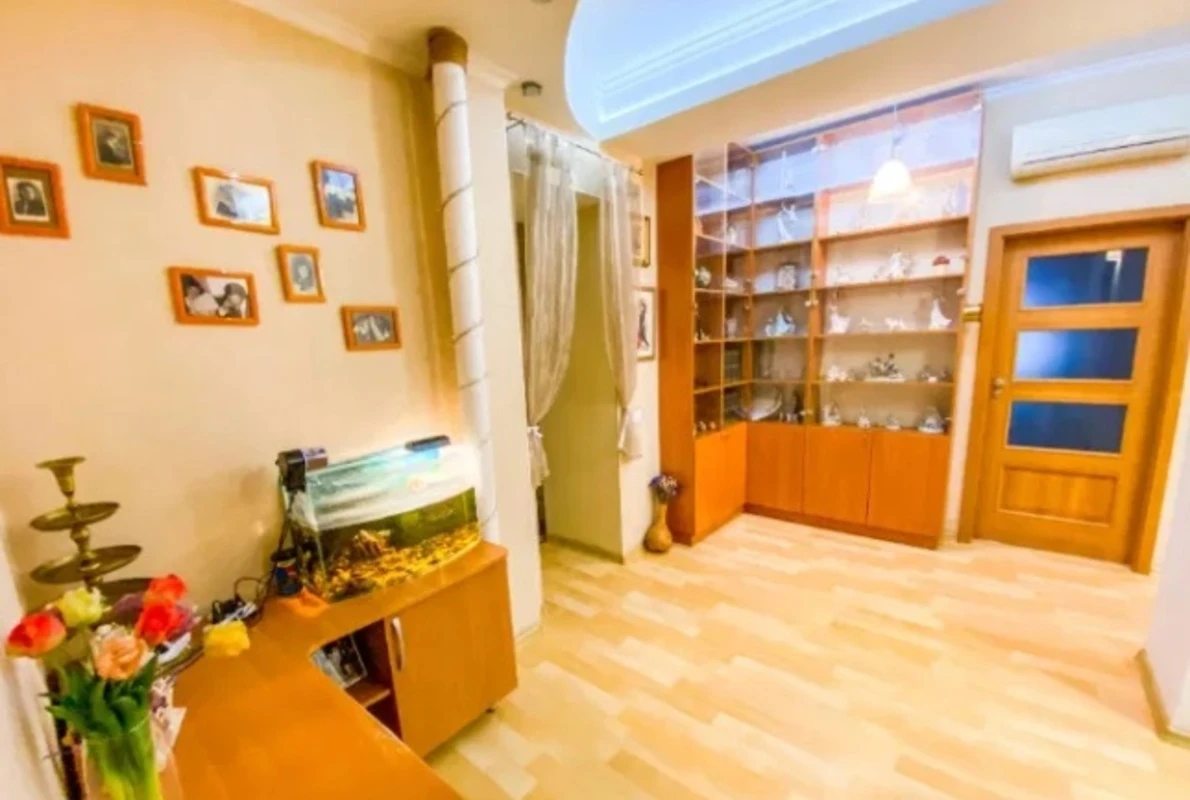 Apartments for sale. 3 rooms, 80 m², 4th floor/4 floors. Shevchenko prospekt ul., Odesa. 