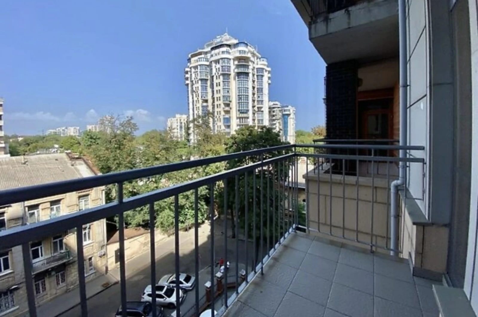 Продаж квартири. 3 rooms, 155 m², 6th floor/10 floors. 13, Отрадная ул., Одеса. 
