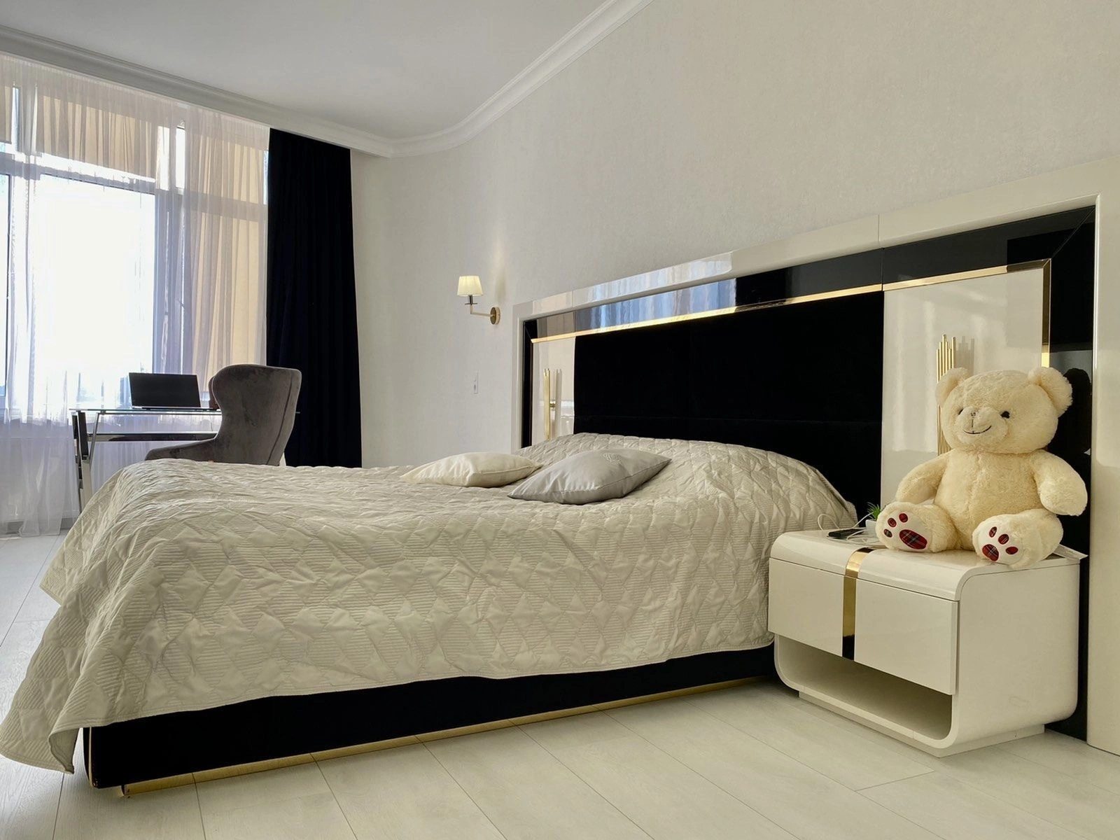 Apartments for sale. 3 rooms, 150 m², 5th floor/25 floors. 2, Morekhodnyy per., Odesa. 