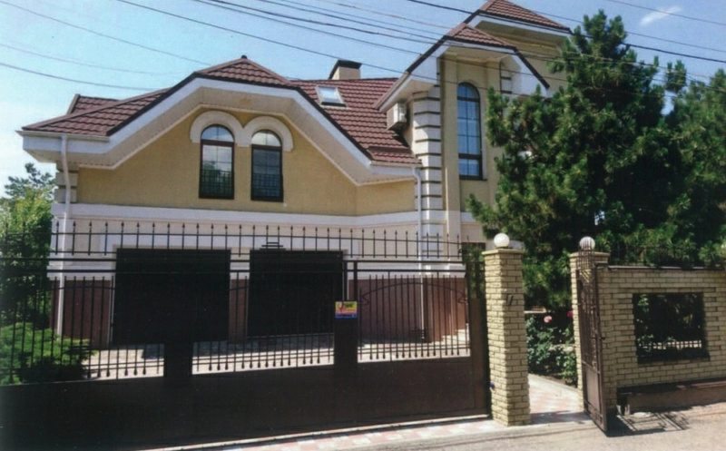 House for sale. 6 rooms, 680 m², 2 floors. Berehovaya, Dnipro. 