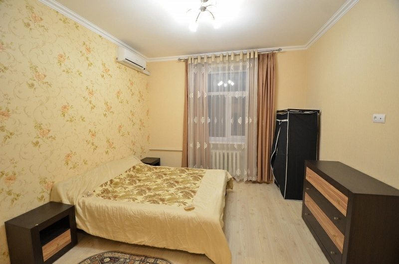 Entire place for rent. 2 rooms, 70 m², 3rd floor/5 floors. 48, Spasskaya, Mykolayiv. 