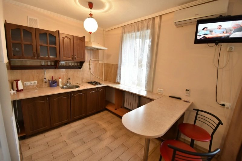 Сдается место в комнате. 1 room, 43 m², 3rd floor/3 floors. 29, Садовая, Николаев. 