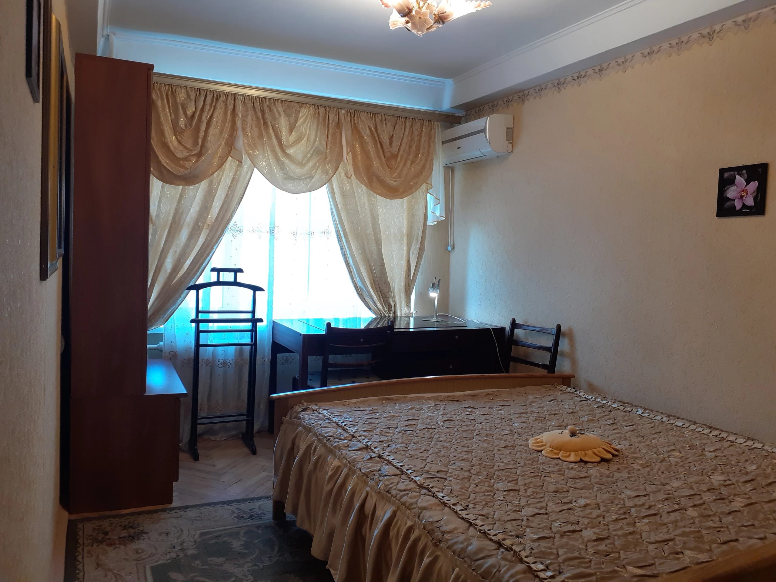 Apartment for rent. 4 rooms, 90 m², 4th floor/9 floors. 9, Lesi Ukrayinky 9, Kyiv. 