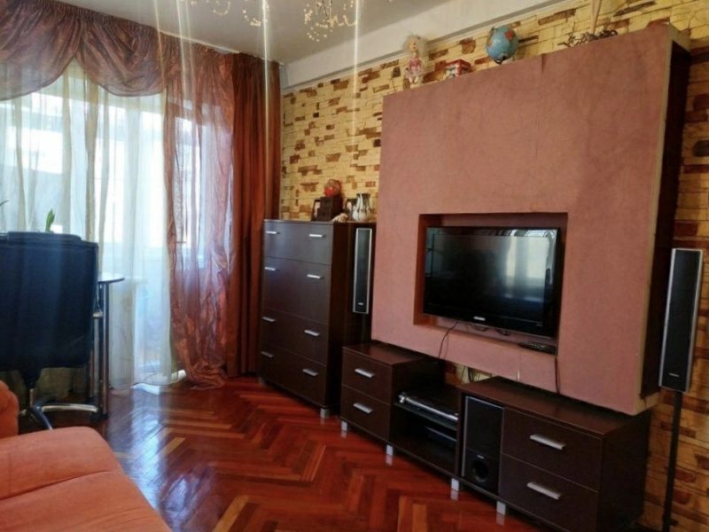 Apartments for sale. 2 rooms, 46 m², 3rd floor/5 floors. 93, Hrushevskoho, Cherkasy. 