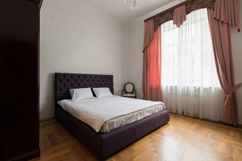 Продаж квартири. 3 rooms, 107 m², 3rd floor/5 floors. 15, Хрещатик 15, Київ. 