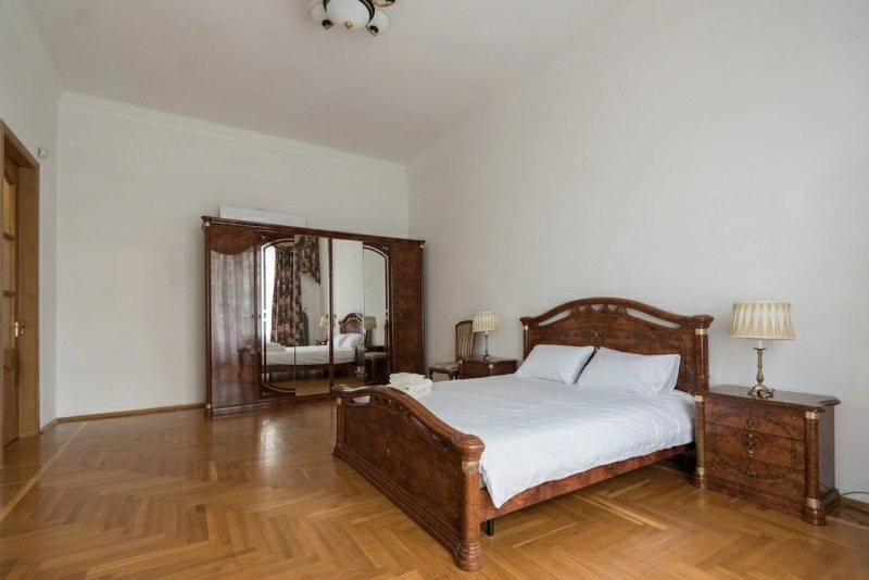 Apartments for sale. 3 rooms, 107 m², 3rd floor/5 floors. 15, Hreschatyk 15, Kyiv. 