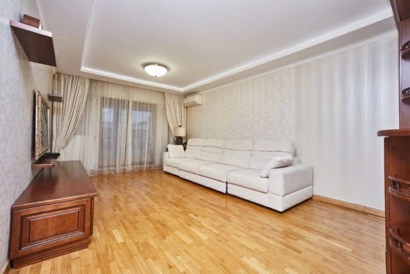 Продаж квартири. 3 rooms, 83 m², 5th floor/7 floors. В.Адмирала Жукова, Одеса. 