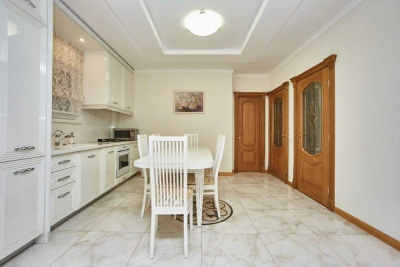 Apartments for sale. 3 rooms, 83 m², 5th floor/7 floors. V.Admyrala Zhukova, Odesa. 