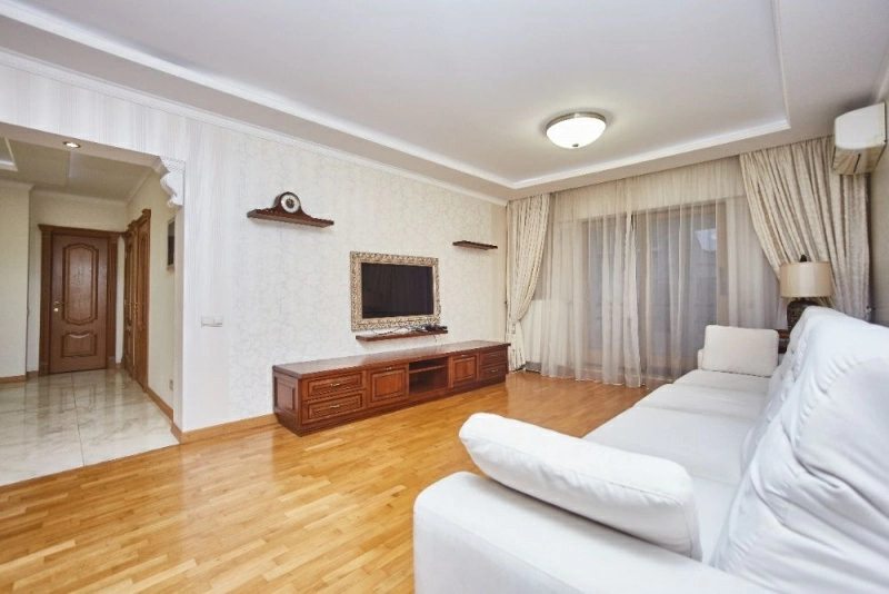 Apartments for sale. 3 rooms, 83 m², 5th floor/7 floors. V.Admyrala Zhukova, Odesa. 