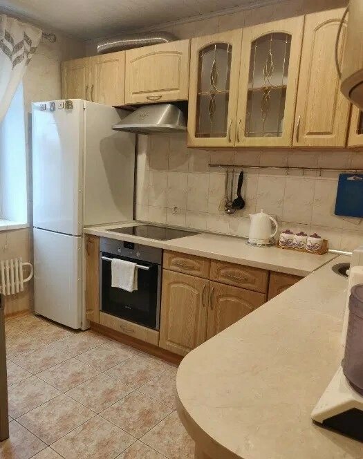 Apartment for rent. 1 room, 74 m², 3rd floor/12 floors. 44, Dragomanova 44, Kyiv. 