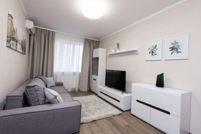 Apartments for sale. 1 room, 45 m², 3rd floor/11 floors. 73, Hrushevskoho, Cherkasy. 