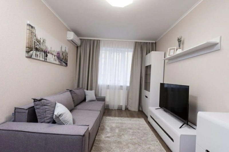 Apartments for sale. 1 room, 45 m², 3rd floor/11 floors. 73, Hrushevskoho, Cherkasy. 
