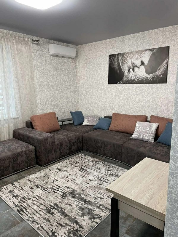 Apartment for rent. 2 rooms, 73 m², 1st floor/5 floors. Novaya Uman, Uman. 