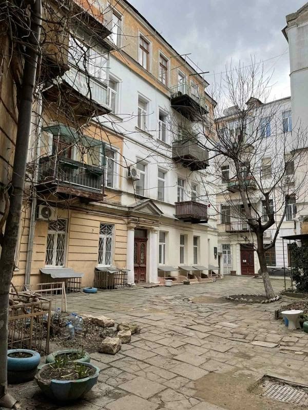 Apartments for sale. 2 rooms, 63 m², 4th floor/4 floors. Pushkynskaya, Odesa. 